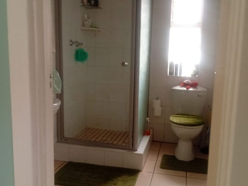 Modern and Spacious Family Home for Sale in Berea - Photo 9