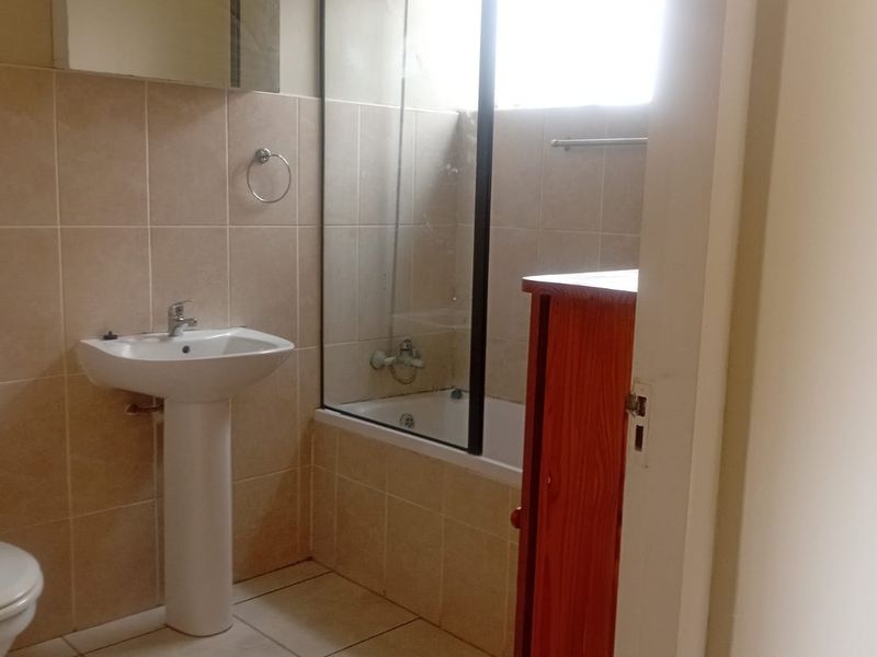 Modern and Spacious Family Home for Sale in Berea - Photo 7