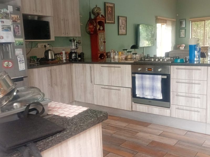 Modern and Spacious Family Home for Sale in Berea - Photo 4