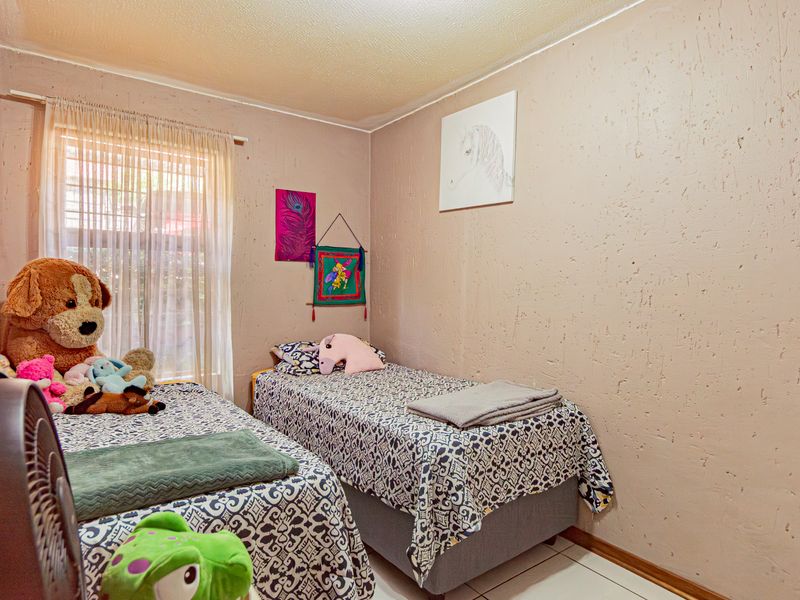2 BEDROOM PET FRIENDLY GARDEN UNIT A RARE FIND IN WELTEVREDEN PARK - Photo 9