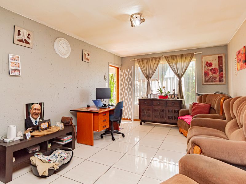 2 BEDROOM PET FRIENDLY GARDEN UNIT A RARE FIND IN WELTEVREDEN PARK - Photo 8