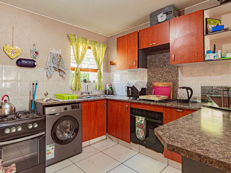 2 BEDROOM PET FRIENDLY GARDEN UNIT A RARE FIND IN WELTEVREDEN PARK - Photo 5