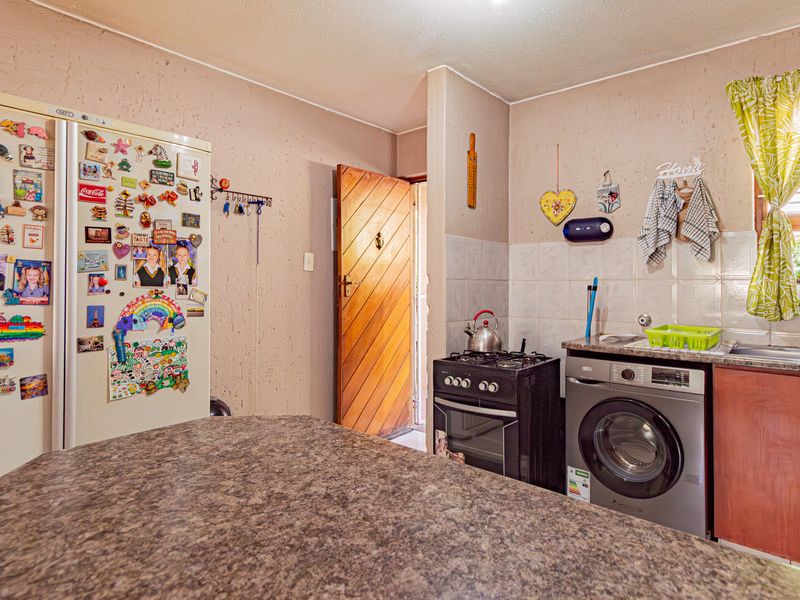 2 BEDROOM PET FRIENDLY GARDEN UNIT A RARE FIND IN WELTEVREDEN PARK - Photo 2