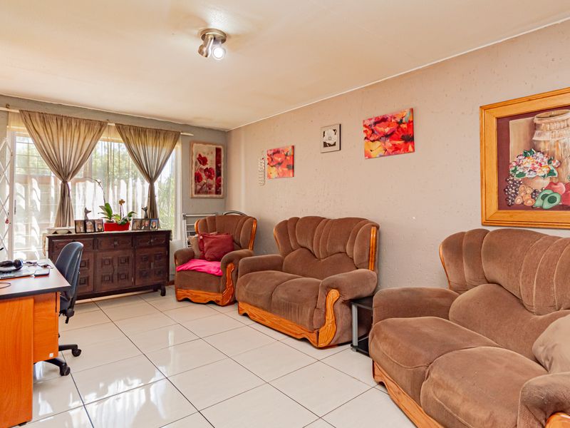 2 BEDROOM PET FRIENDLY GARDEN UNIT A RARE FIND IN WELTEVREDEN PARK - Photo 7