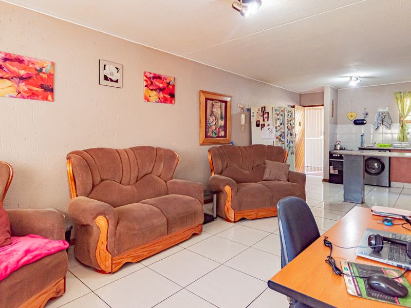 2 BEDROOM PET FRIENDLY GARDEN UNIT A RARE FIND IN WELTEVREDEN PARK - Photo 6