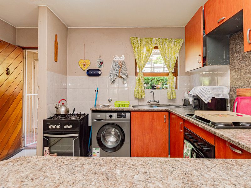 2 BEDROOM PET FRIENDLY GARDEN UNIT A RARE FIND IN WELTEVREDEN PARK - Photo 3