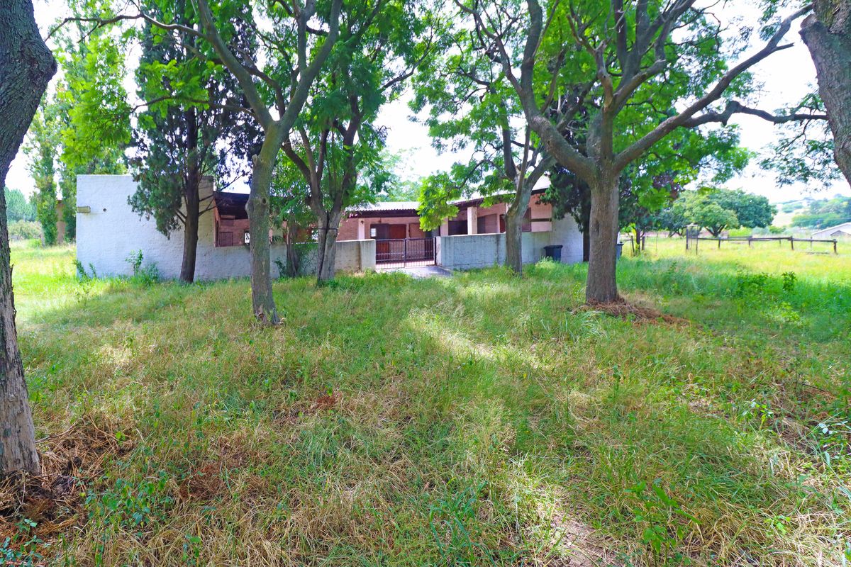 A property with incredible potential for those ready to dream big! 4.8 ha - Photo 2