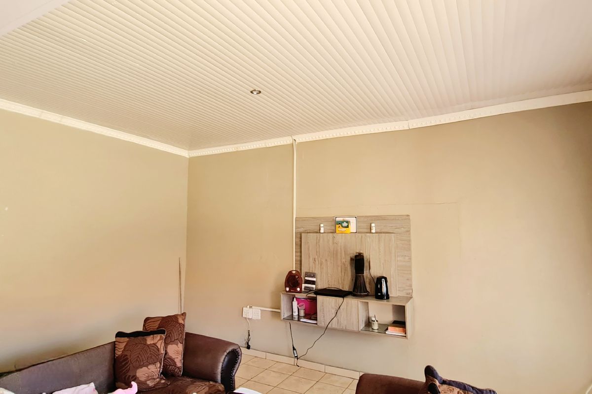 3 Bedroom house with investment rooms for sale in Louis Trichardt - Photo 2