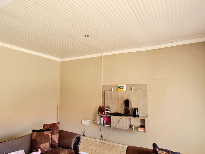 3 Bedroom house with investment rooms for sale in Louis Trichardt - Photo 2