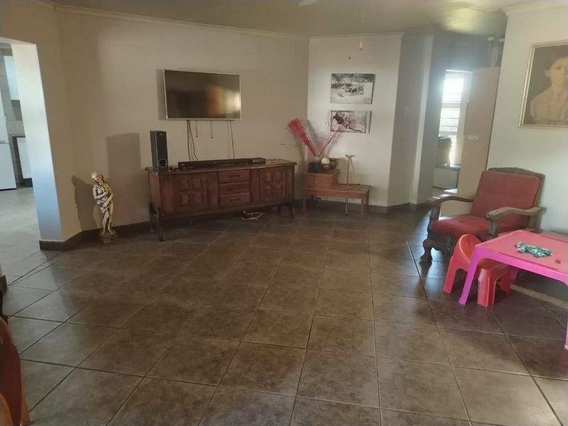 Huge plot and  home,  outbuildings, running business venue with income , endless options. BARGAIN. - Photo 10