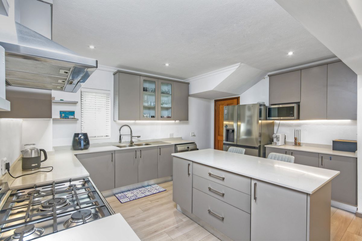 An Impeccable Family Home - Photo 3