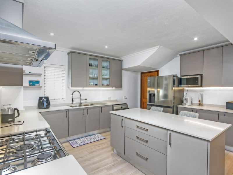 An Impeccable Family Home - Photo 3