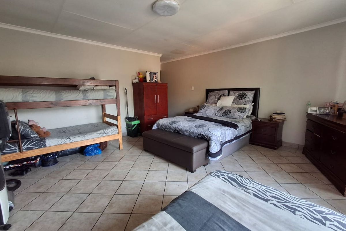 Townhouse living in Karenpark - Photo 5