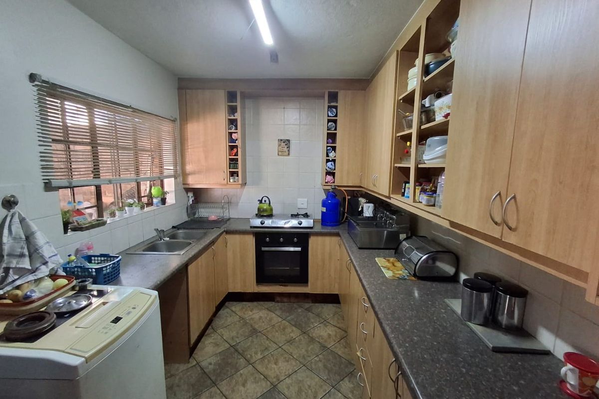 Townhouse living in Karenpark - Photo 2