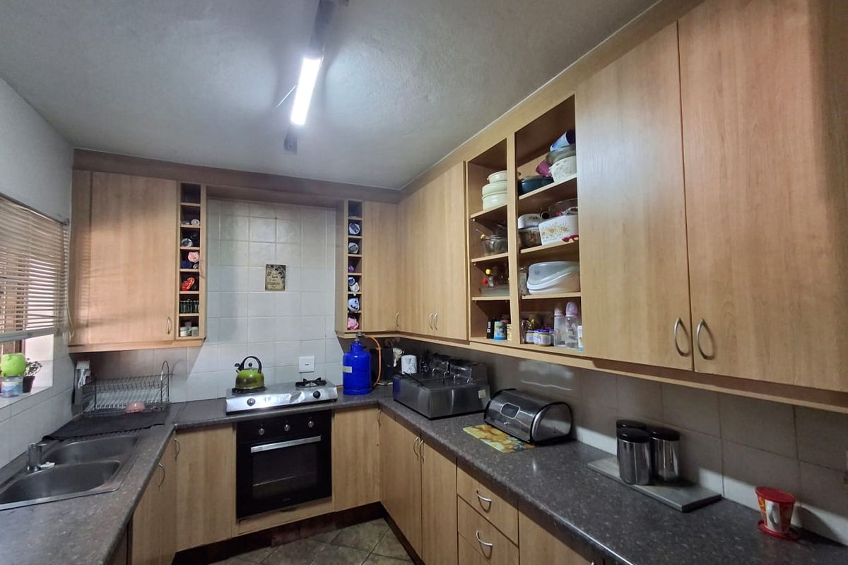 Townhouse living in Karenpark - Photo 3