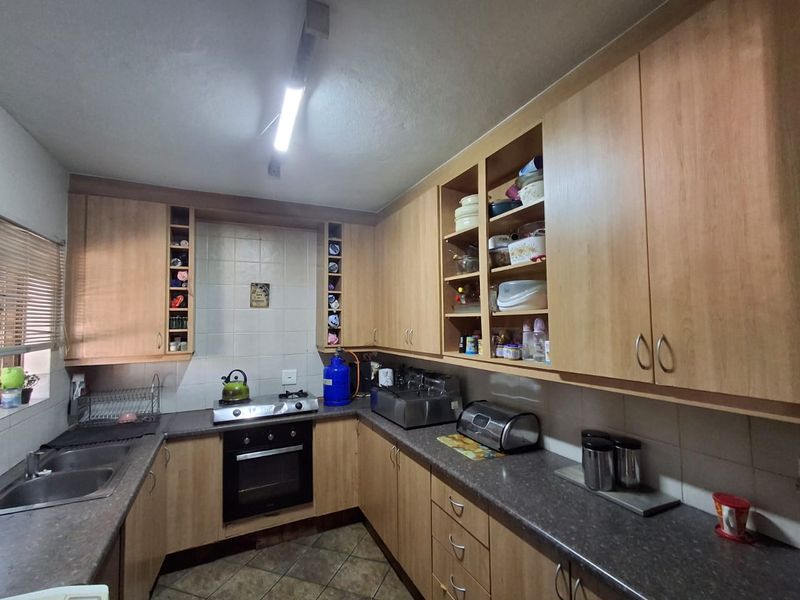 Townhouse living in Karenpark - Photo 3