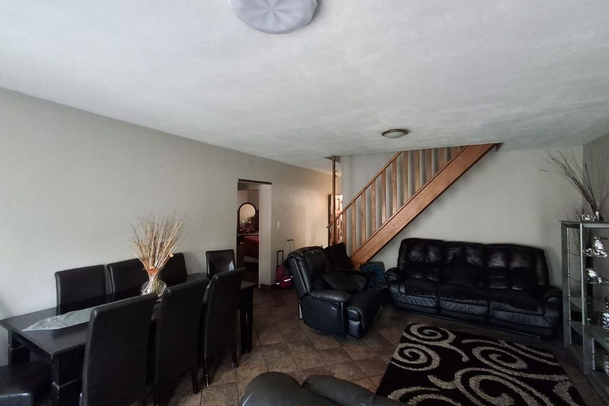 Townhouse living in Karenpark - Photo 4