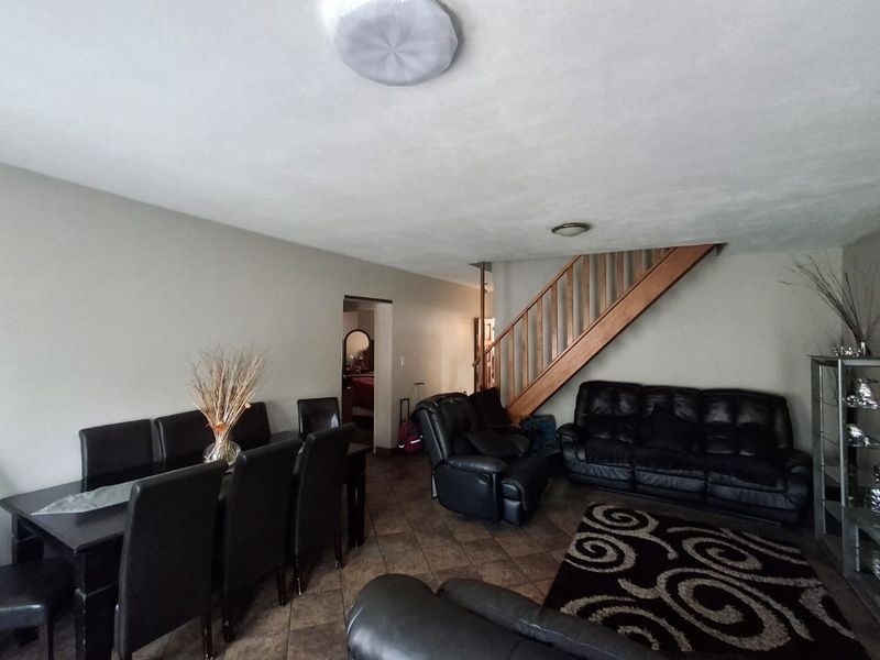 Townhouse living in Karenpark - Photo 4