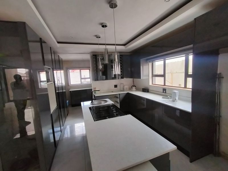 Newly Built Modern Home with Pool and Quality Finishes - Photo 7