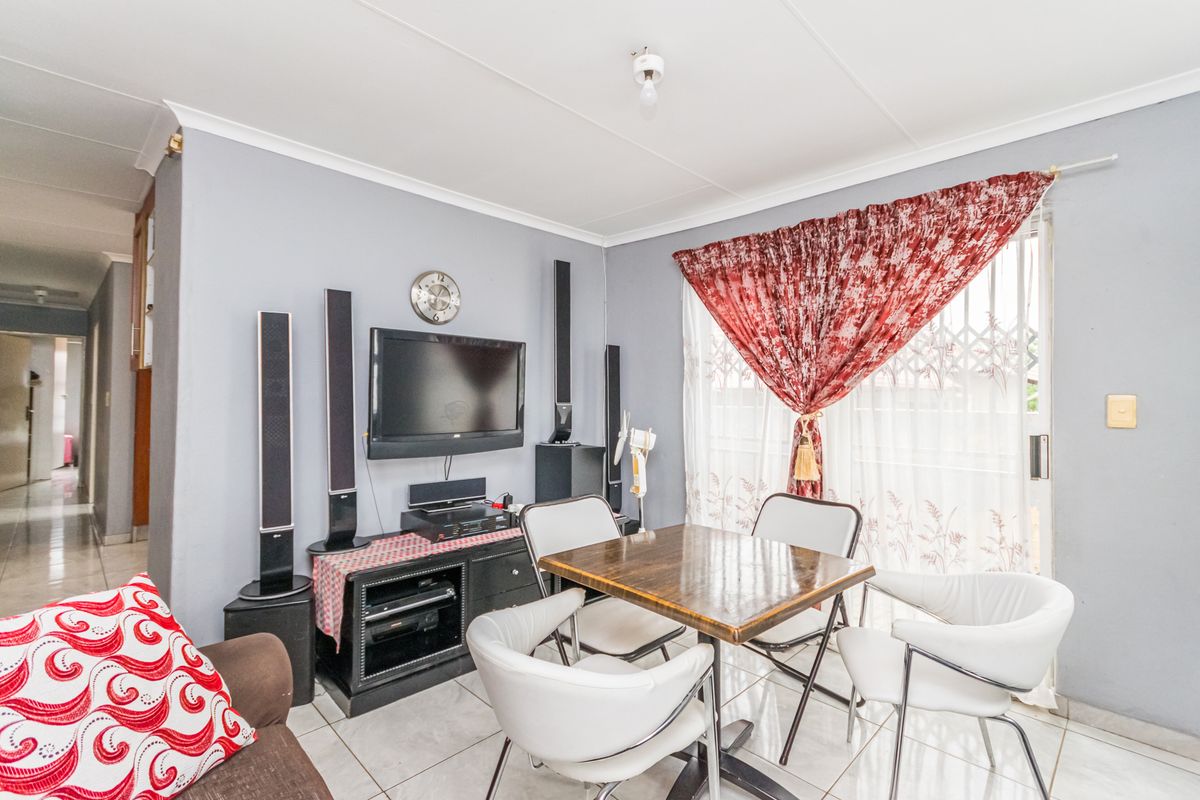 Beautiful Family Home - Photo 3