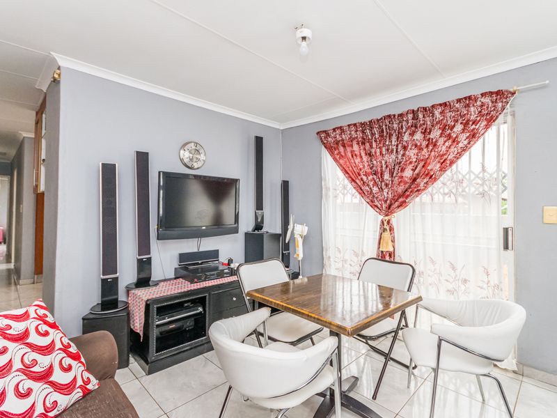 Beautiful Family Home - Photo 3