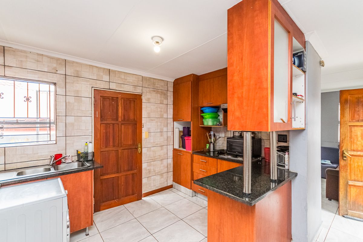 Beautiful Family Home - Photo 2