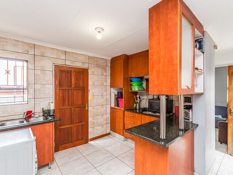 Beautiful Family Home - Photo 2