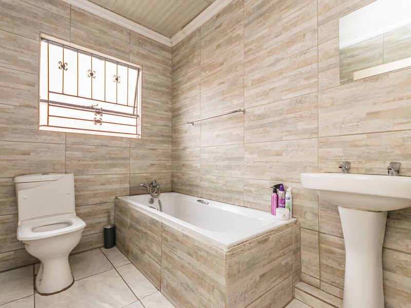 Beautiful Family Home - Photo 8