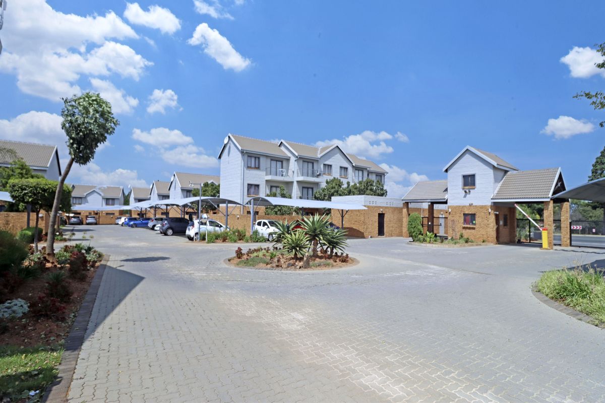 Modern Duplex in the sought after Summerset Hill - Blue Hills - Photo 2