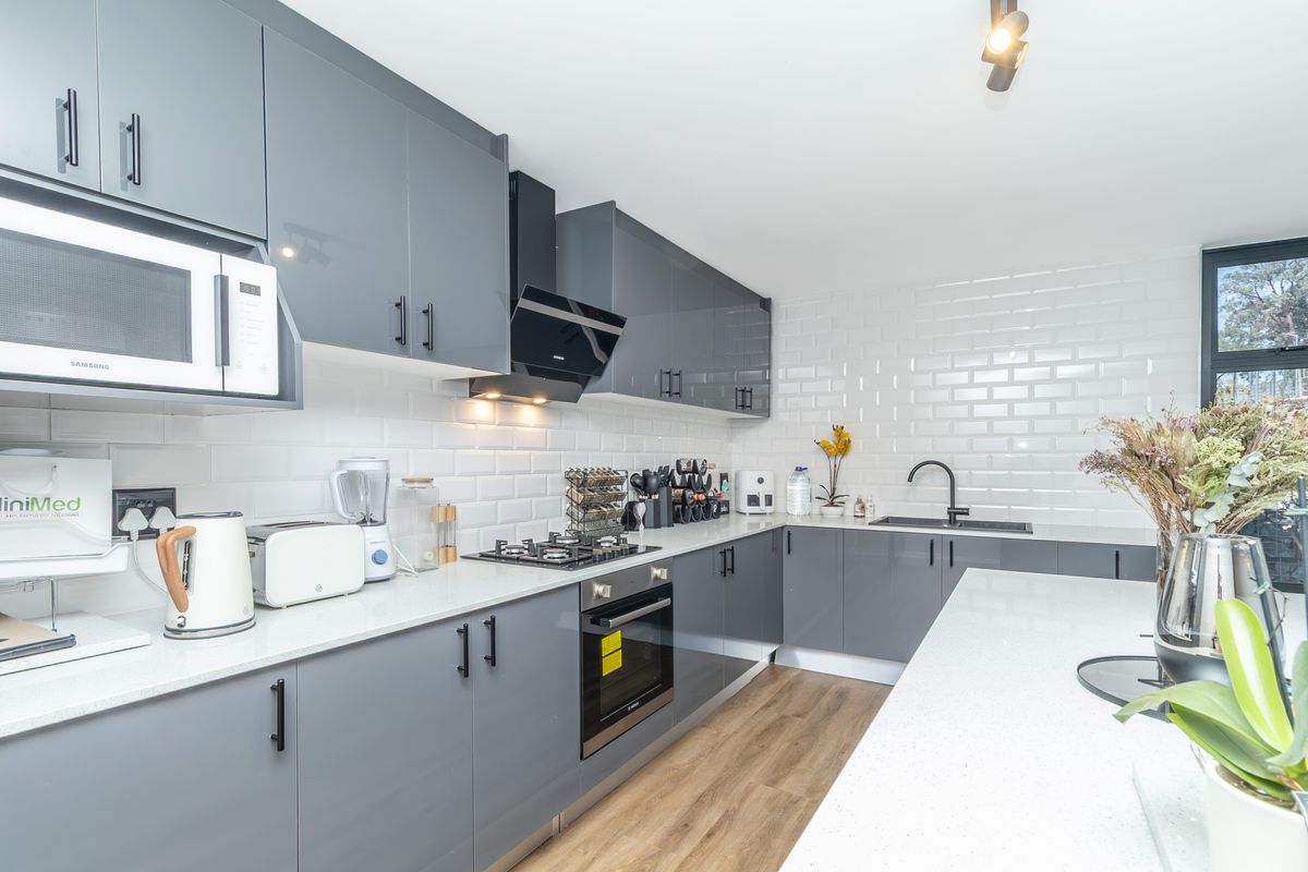 Modern Double-Story Home in Secure Estate – Prime Location! - Photo 2