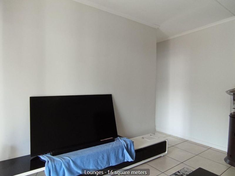 Sophisticated City-Style Living — 1-Bed Bachelor in Prime Area - Photo 5