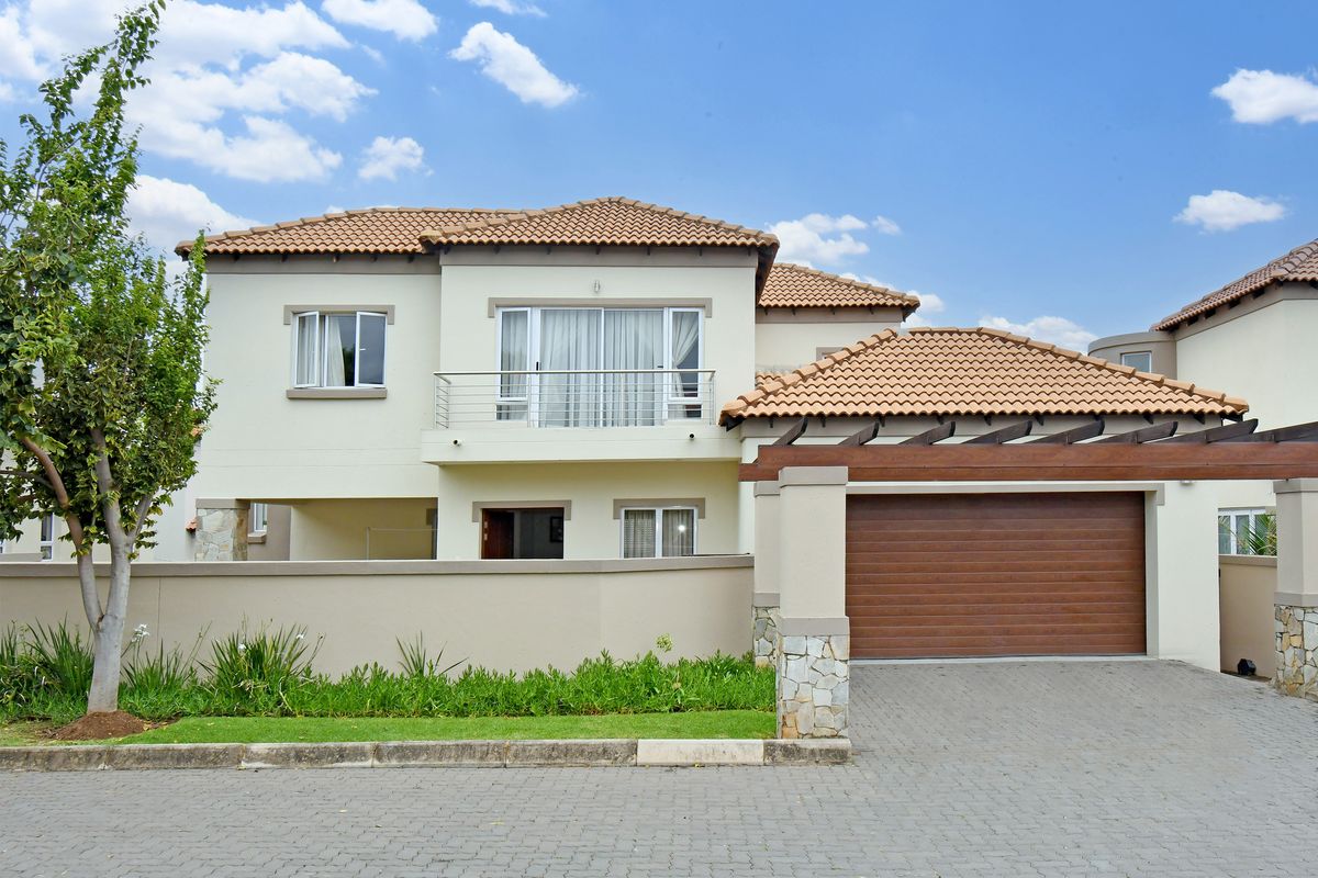 Lock-Up-and-Go Living in Blue Valley Golf Estate | 3-Bedroom Townhouse - Photo 2