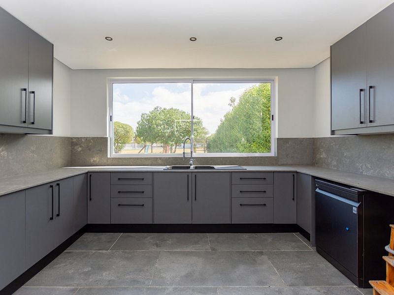 Luxury Country Estate with Pool, Flatlets & Entertainment Centre - Photo 10