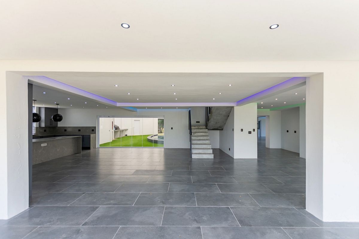 Luxury Country Estate with Pool, Flatlets & Entertainment Centre - Photo 4