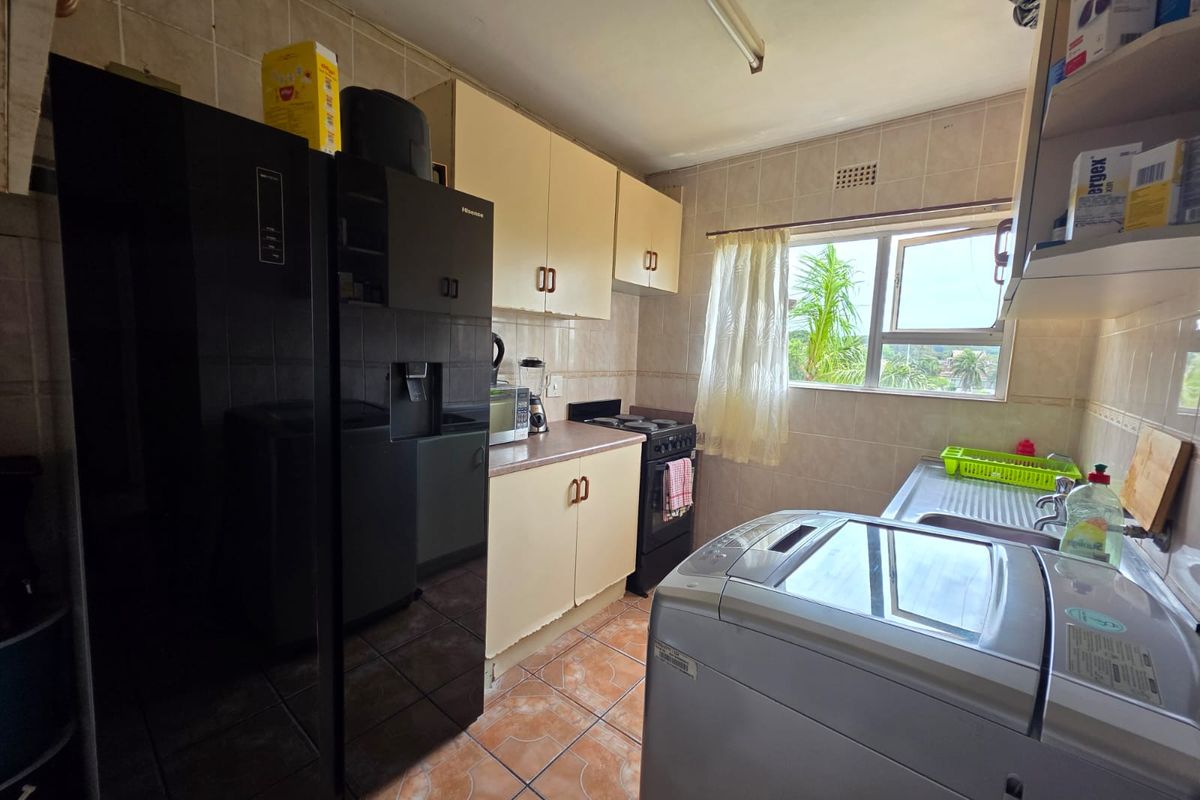 Neat and Spacious 3-Bedroom Flat - Photo 2