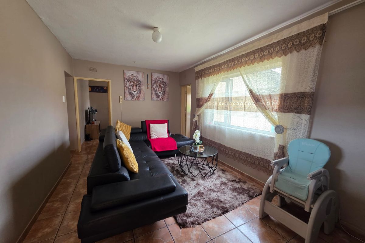 Neat and Spacious 3-Bedroom Flat - Photo 3