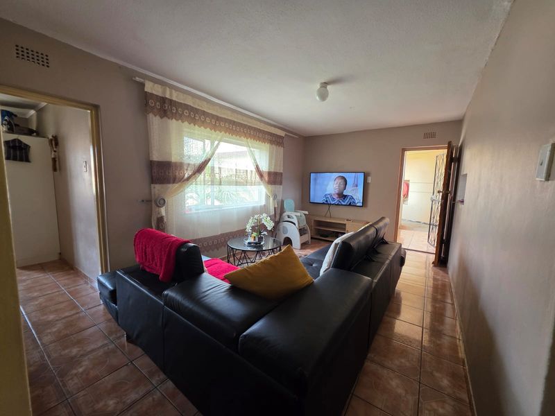 Neat and Spacious 3-Bedroom Flat - Photo 4