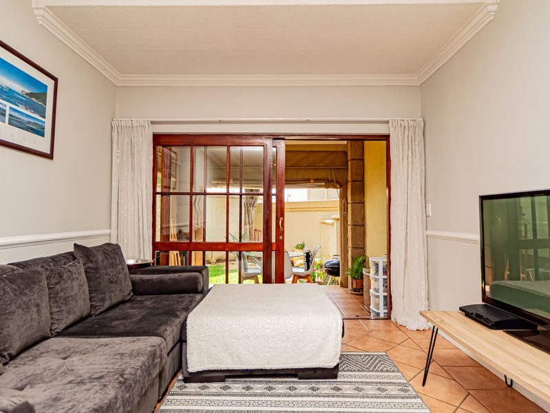 A beautiful 2-bedroom ground floor unit- A MUST SEE - Photo 8