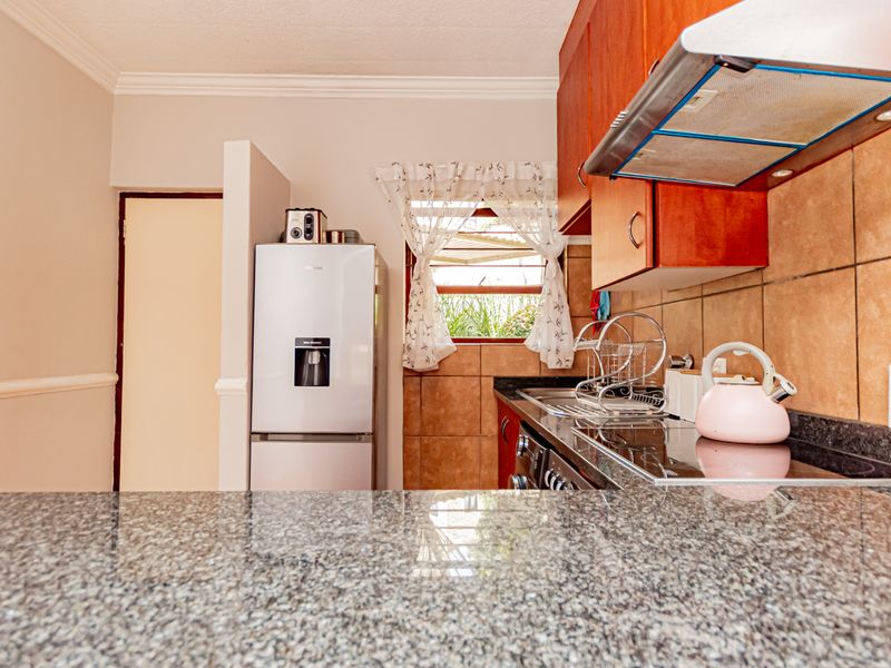 A beautiful 2-bedroom ground floor unit- A MUST SEE - Photo 4