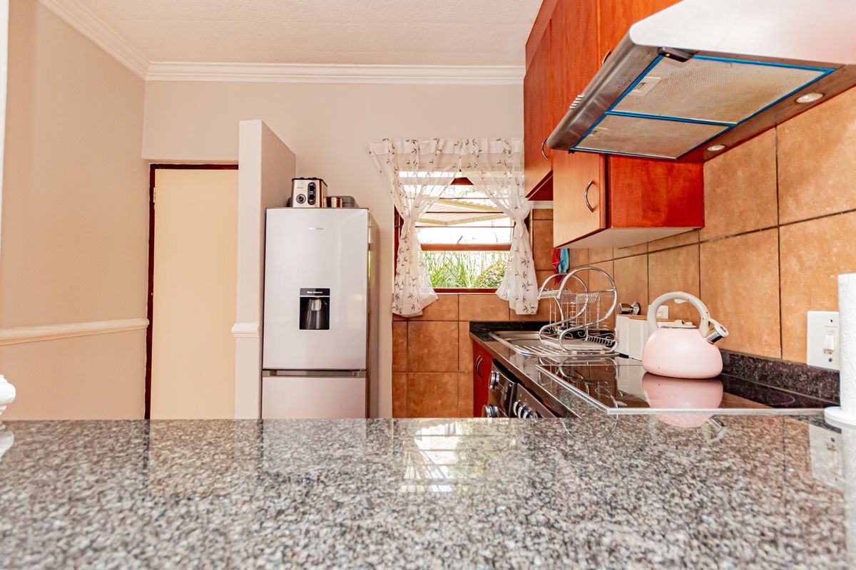 A beautiful 2-bedroom ground floor unit- A MUST SEE - Photo 4