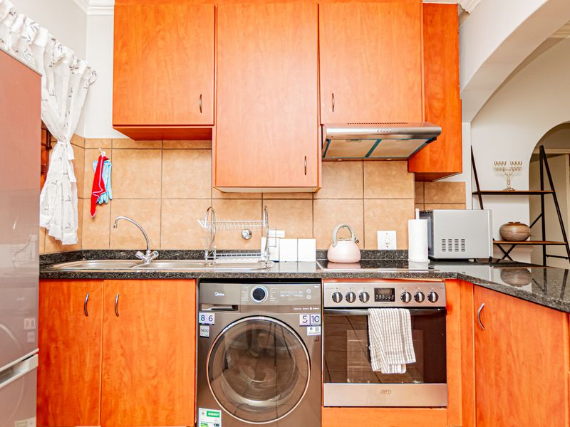 A beautiful 2-bedroom ground floor unit- A MUST SEE - Photo 3