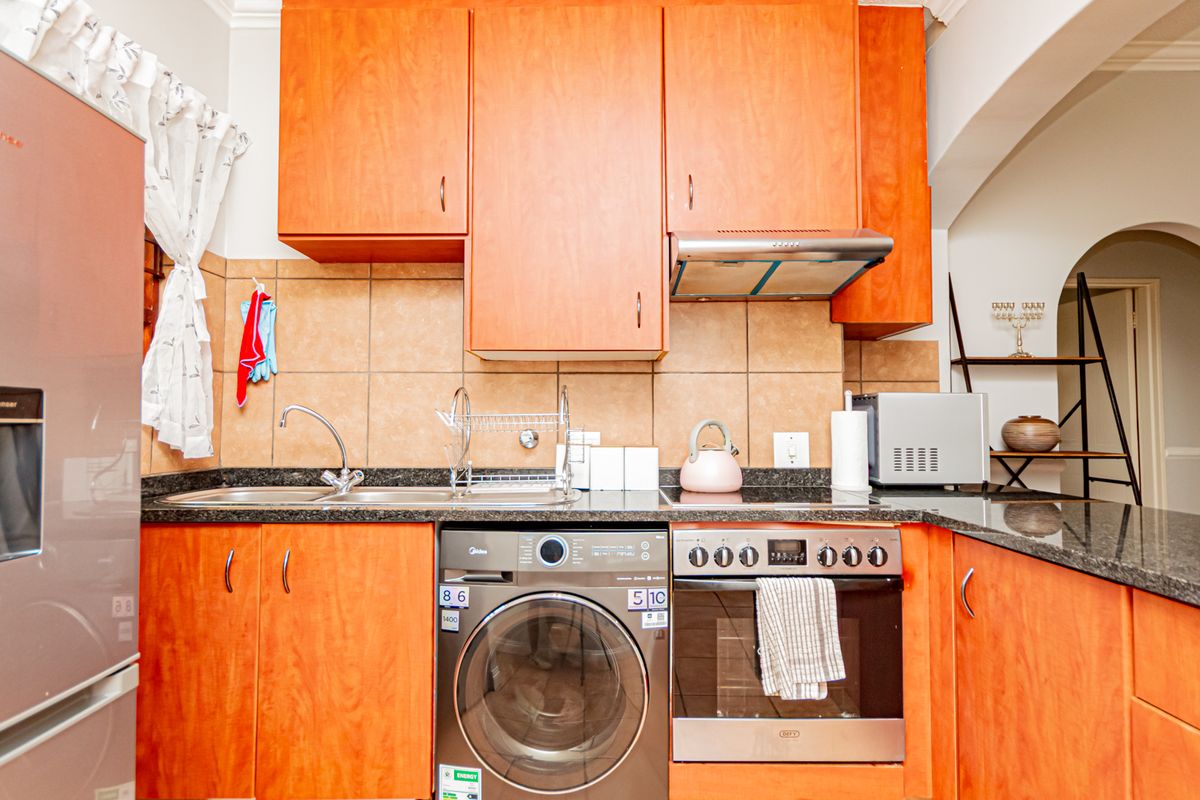 A beautiful 2-bedroom ground floor unit- A MUST SEE - Photo 3