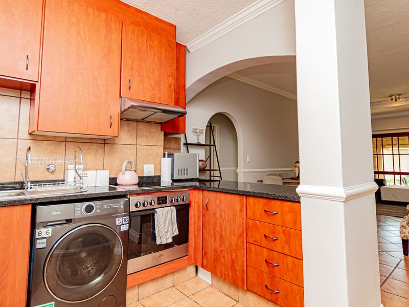 A beautiful 2-bedroom ground floor unit- A MUST SEE - Photo 2