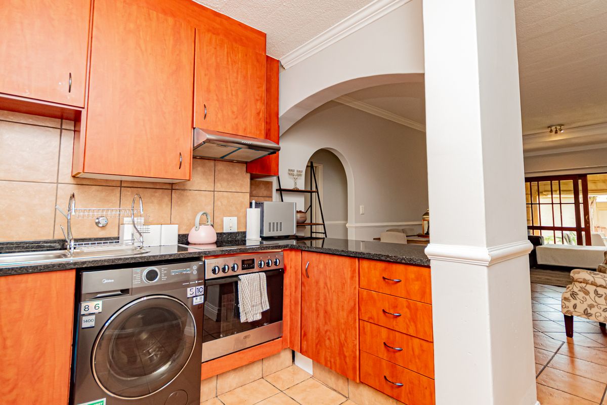 A beautiful 2-bedroom ground floor unit- A MUST SEE - Photo 2