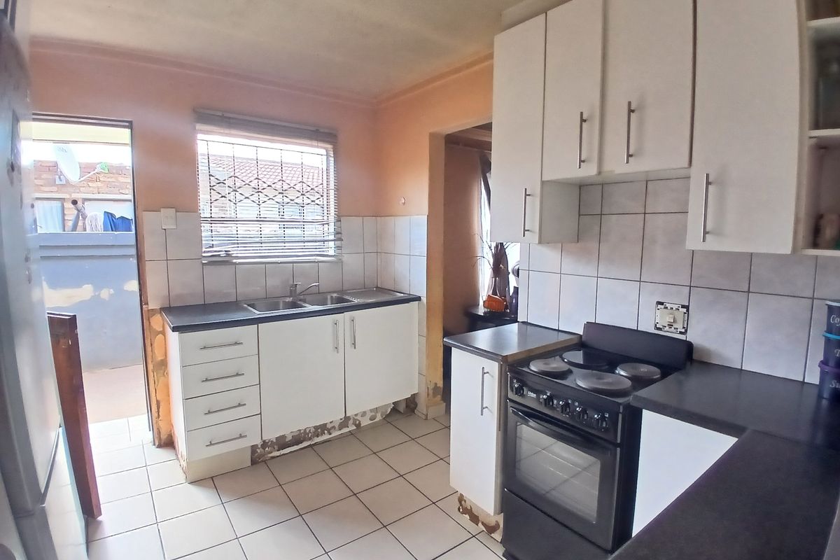 Affordable home in Rondebult Germiston with great potential. - Photo 3