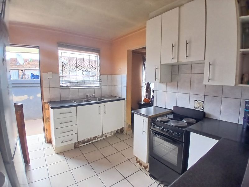 Affordable home in Rondebult Germiston with great potential. - Photo 3