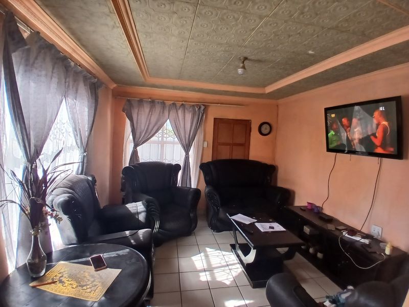 Affordable home in Rondebult Germiston with great potential. - Photo 4