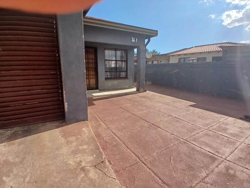 Affordable home in Rondebult Germiston with great potential. - Photo 2