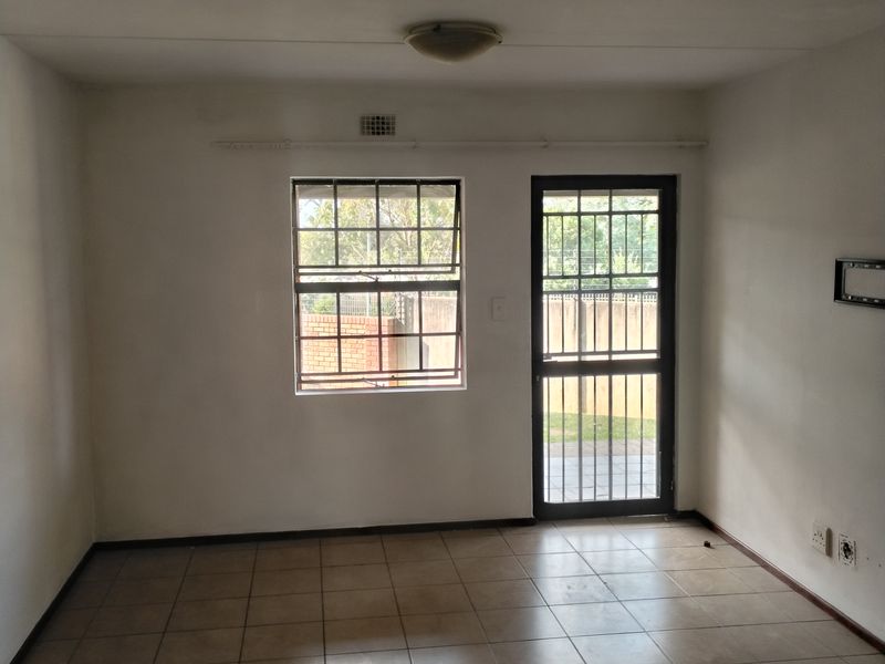 Secure complex close to all amenities - Photo 3
