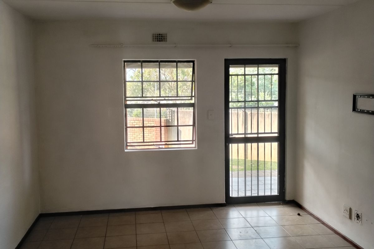 Secure complex close to all amenities - Photo 3
